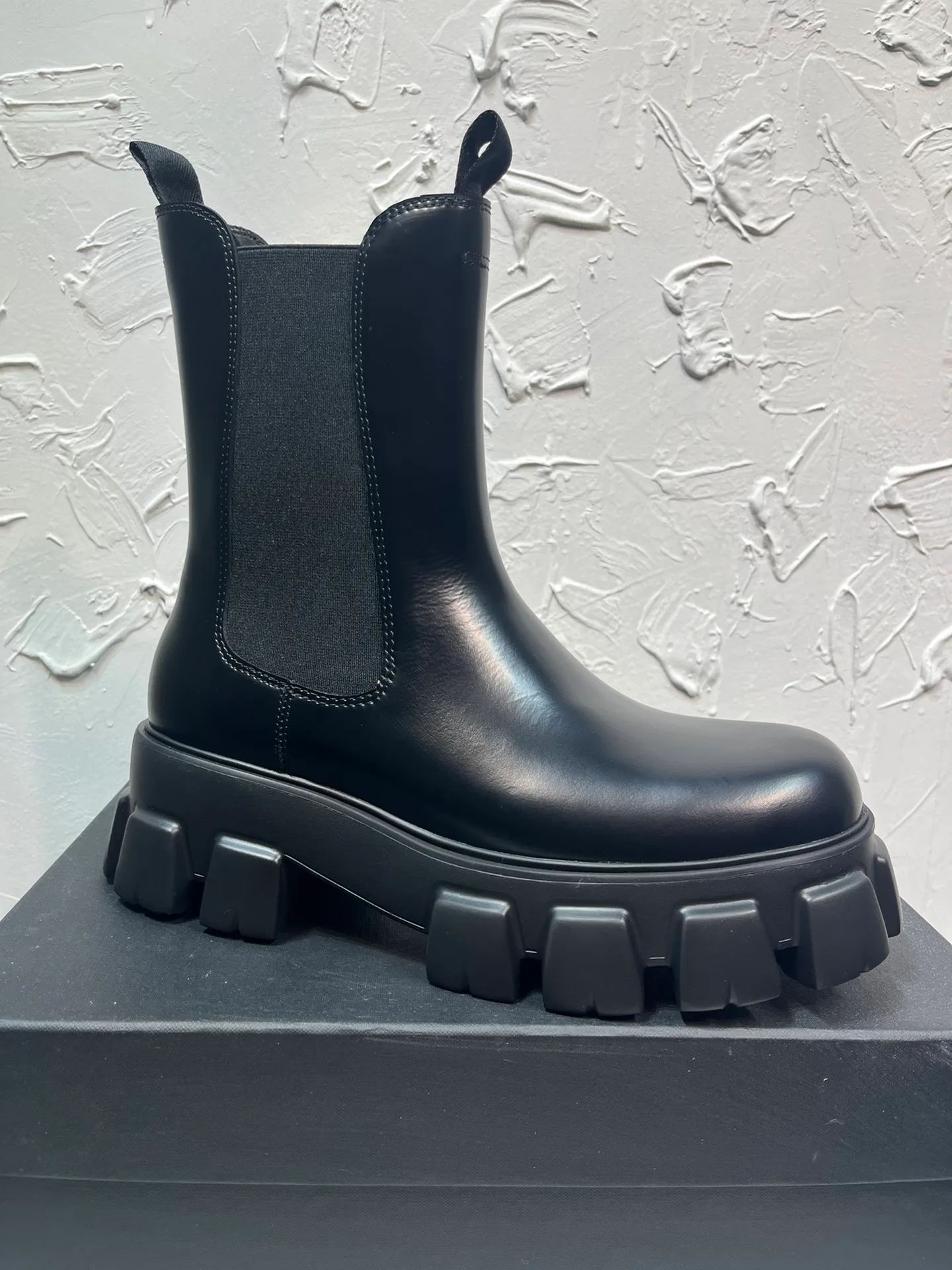 Men's shoes 💰940💰🔥🔥🔥 Upgraded version 2025 new prada Prada triangular enamel logo boots, round-toe elastic Martin boots, original one-to-one development, outsole one-to-one private molding, the fabric is made of imported open edge beads, lining cowhide, foot pad cowhide, sole height 5cm, outsole original rubber foam sole, full package, code number 39-46